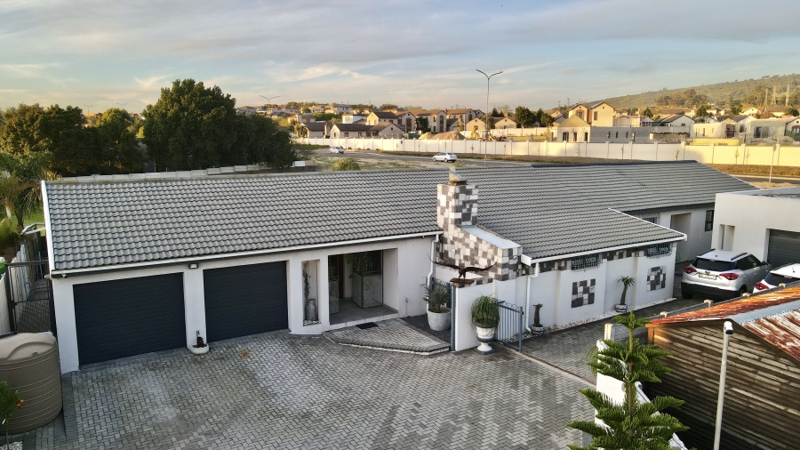 3 Bedroom Property for Sale in Loucharmante Western Cape